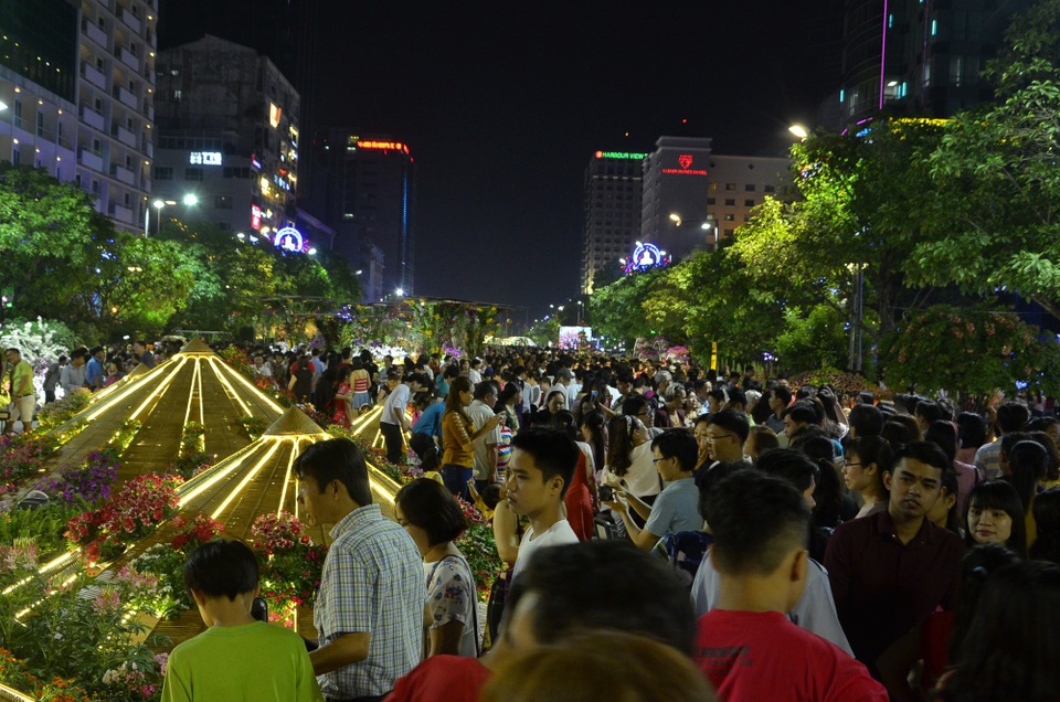 Pháo hoa bừng sáng, người dân cả nước nao nức mừng năm mới - 32 Người dân đổ về đường hoa mỗi lúc một đông