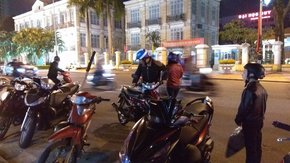 Pháo hoa bừng sáng, người dân cả nước nao nức mừng năm mới - 62 Tìm chỗ gửi xe để vào khu vực đường hoa Tết trên đường Bạch Đằng