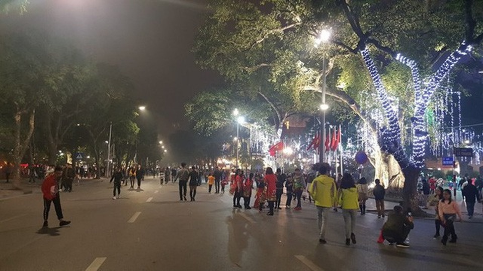 Pháo hoa bừng sáng, người dân cả nước nao nức mừng năm mới - 13 Pháo hoa bừng sáng, người dân cả nước nao nức mừng năm mới - 13