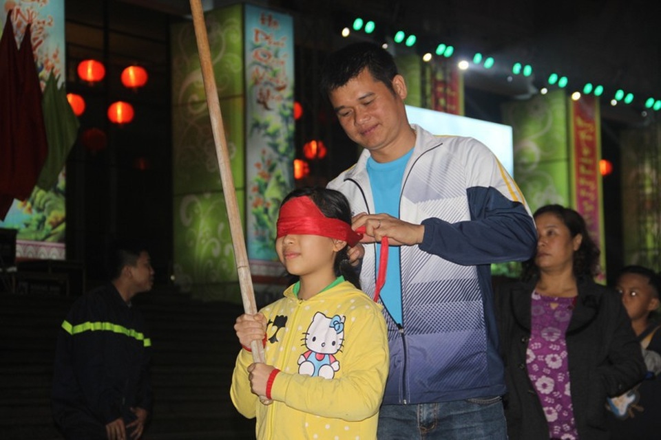 Pháo hoa bừng sáng, người dân cả nước nao nức mừng năm mới - 70 Một bạn nhỏ tham gia trò chơi dập lu