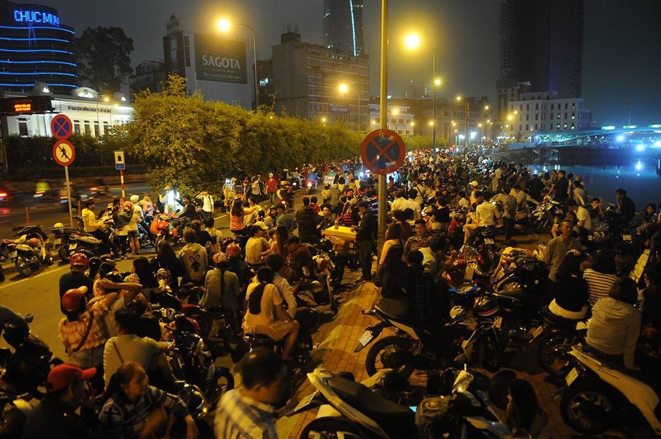 Pháo hoa bừng sáng, người dân cả nước nao nức mừng năm mới - 48 Pháo hoa bừng sáng, người dân cả nước nao nức mừng năm mới - 48