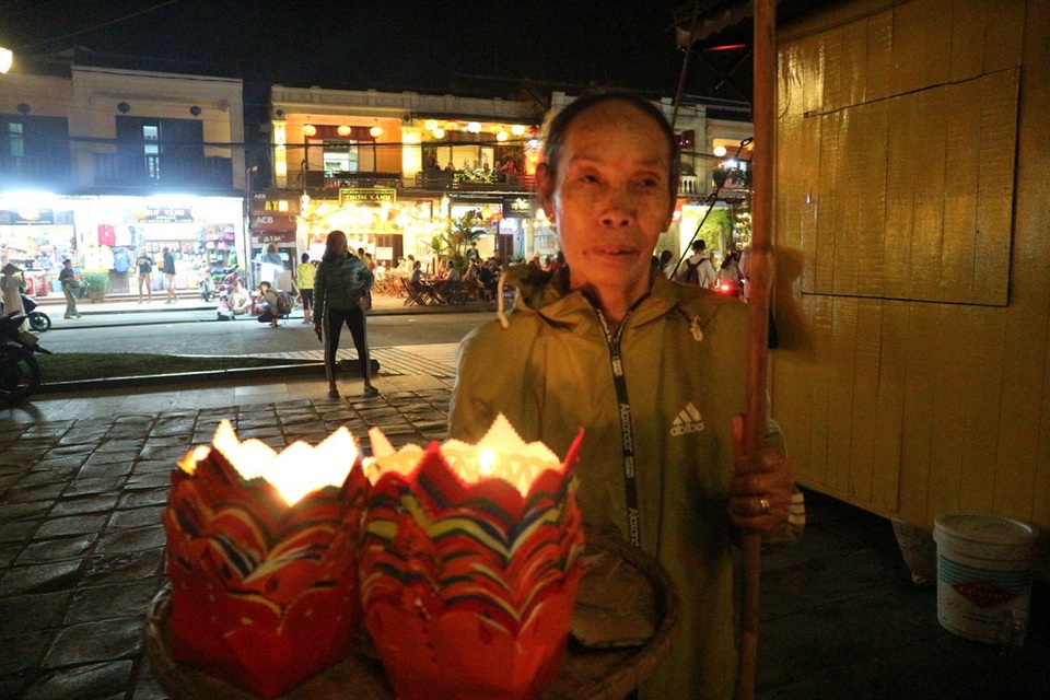Pháo hoa bừng sáng, người dân cả nước nao nức mừng năm mới - 53 Người dân và du khách hào hứng với không khí đêm giao thừa Tết Nguyên đán Mậu Tuất