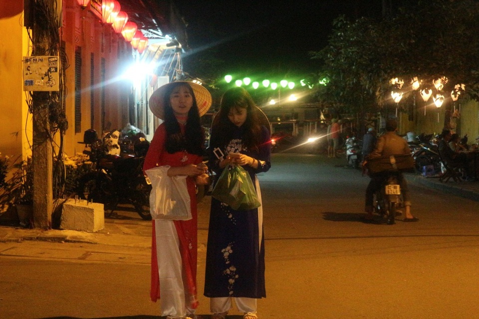 Pháo hoa bừng sáng, người dân cả nước nao nức mừng năm mới - 55 Rất đông du khách đến từ Hàn Quốc diện tà áo dài Việt Nam để đi dạo phố đêm 30 Tết