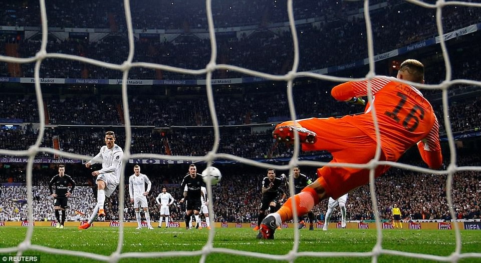 Những khoảnh khắc Real Madrid nhấn chìm PSG tại Bernabeu - 15
C.Ronaldo đã có 101 bàn thắng tại Champions League sau 95 trận đấu
