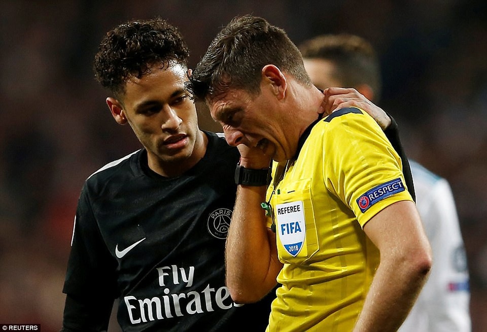 Những khoảnh khắc Real Madrid nhấn chìm PSG tại Bernabeu - 14
Trọng tài Rocchi bị đau sau tình huống khá hy hữu