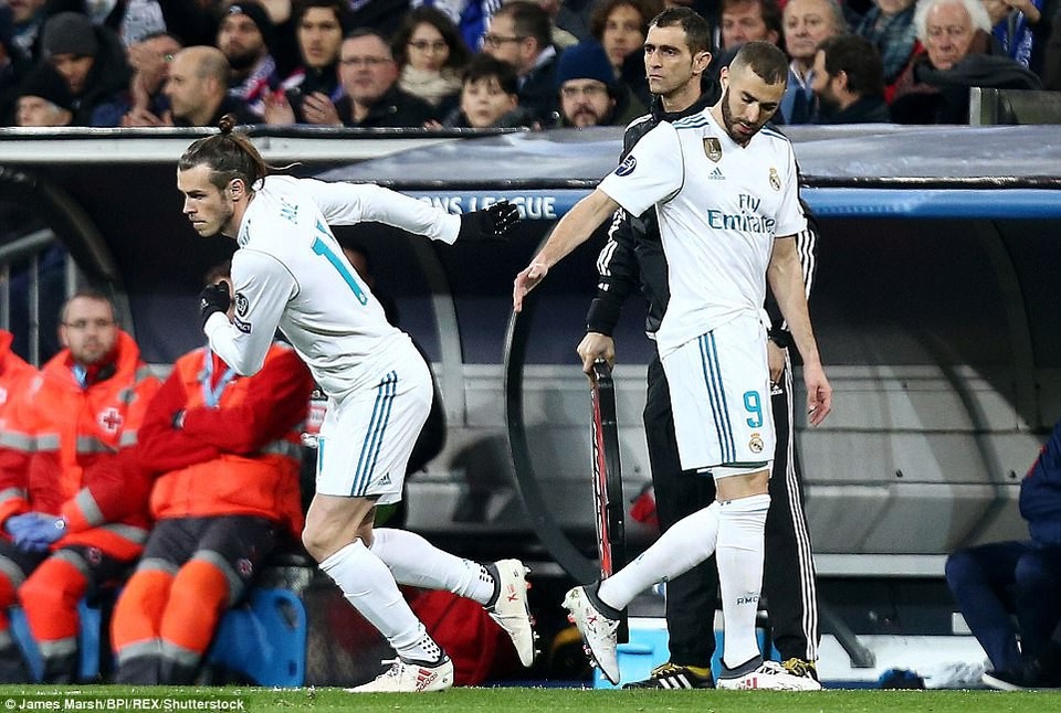 Những khoảnh khắc Real Madrid nhấn chìm PSG tại Bernabeu - 13
Benzema có trận đấu quá nhạt nhòa và rời sân nhường chỗ cho Bale