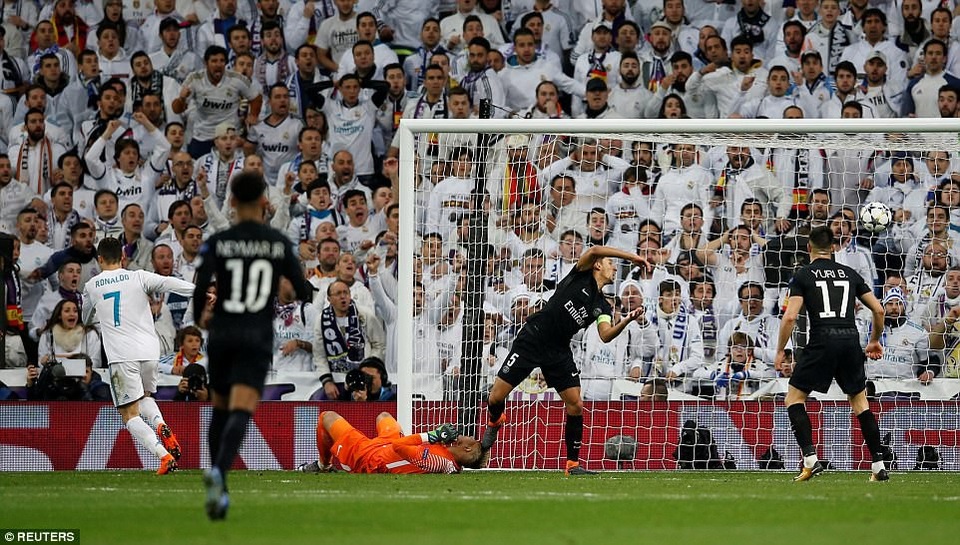 Những khoảnh khắc Real Madrid nhấn chìm PSG tại Bernabeu - 11
C.Ronaldo may mắn ghi bàn ở phút 83 nâng tỷ số lên 2-1, khi bóng chạm đầu gối CR7 sau cú đẩy bóng của thủ môn Areola