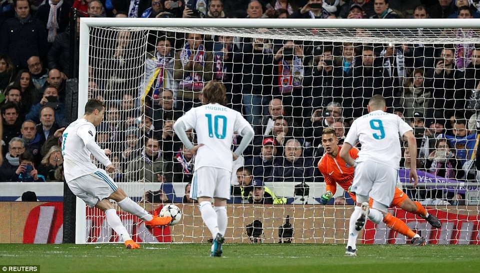 Những khoảnh khắc Real Madrid nhấn chìm PSG tại Bernabeu - 5
Tình huống C.Ronaldo sút phạt đền thành công, gỡ hòa 1-1 cho Real Madrid ở cuối hiệp 1