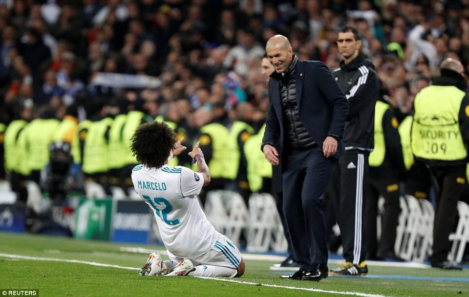 Những khoảnh khắc Real Madrid nhấn chìm PSG tại Bernabeu - 3
HLV Zidane chia vui với Marcelo, sau tình huống ấn định tỷ số 3-1