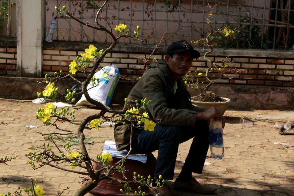 Người bán hoa lo lắng khi hàng vẫn còn nhiều khi trời đang dần về cuối chiều