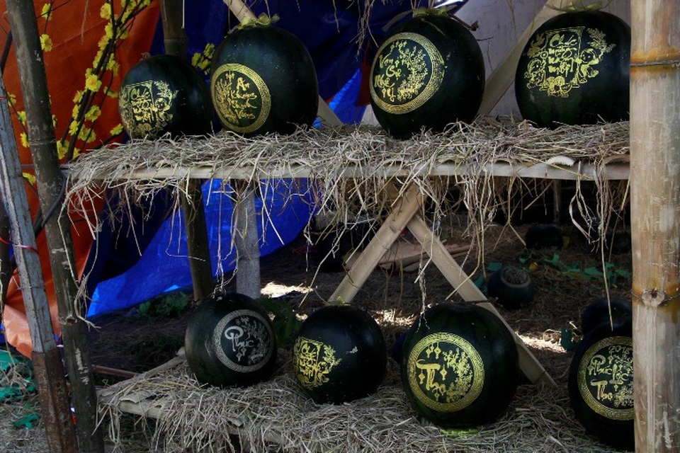 Dưa hấu khắc chữ được giảm giá gần một nửa nhưng vấn vắng bóng người mua hàng