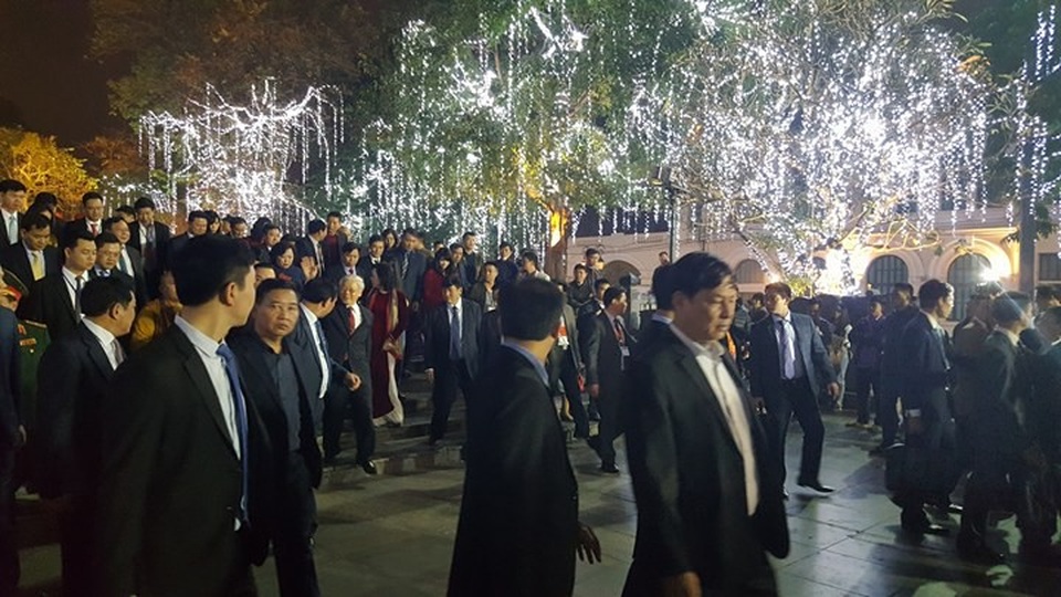 Pháo hoa bừng sáng, người dân cả nước nao nức mừng năm mới - 8 Pháo hoa bừng sáng, người dân cả nước nao nức mừng năm mới - 8