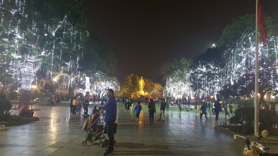 Pháo hoa bừng sáng, người dân cả nước nao nức mừng năm mới - 15 Khu vực tượng đài Lý Thái Tổ được trang trí rực rỡ.