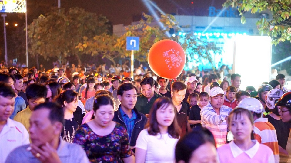 Công nhân huyện vùng ven háo hức với màn pháo hoa chào năm mới - 1 Hàng chục ngàn người tiến về khu vực trung tâm của khu công nghiệp Hiệp Phước