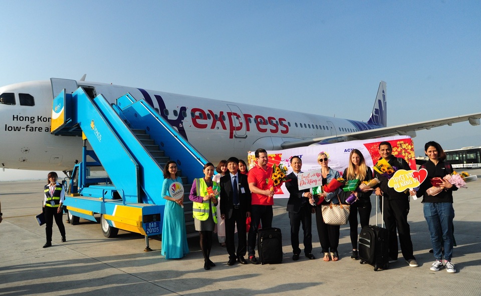 Những du khách xông đất Đà Nẵng được đón tiếp nồng hậu ngay khi máy bay vừa hạ cánh