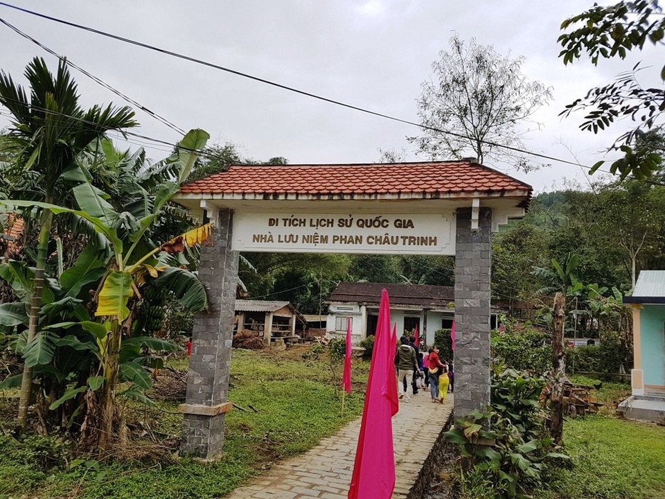 Đầu xuân ghé thăm nhà lưu niệm chí sĩ Phan Châu Trinh - 1
Cổng chính bên ngoài đường dẫn nhà vào lưu niệm