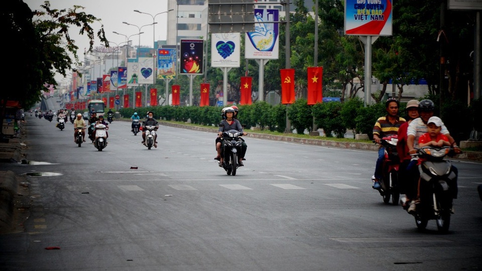 Đường phố Sài Gòn “say ngủ” ngày đầu năm - 14 Đường Cộng Hòa, phía xa là cầu vượt Hoàng Hoa Thám