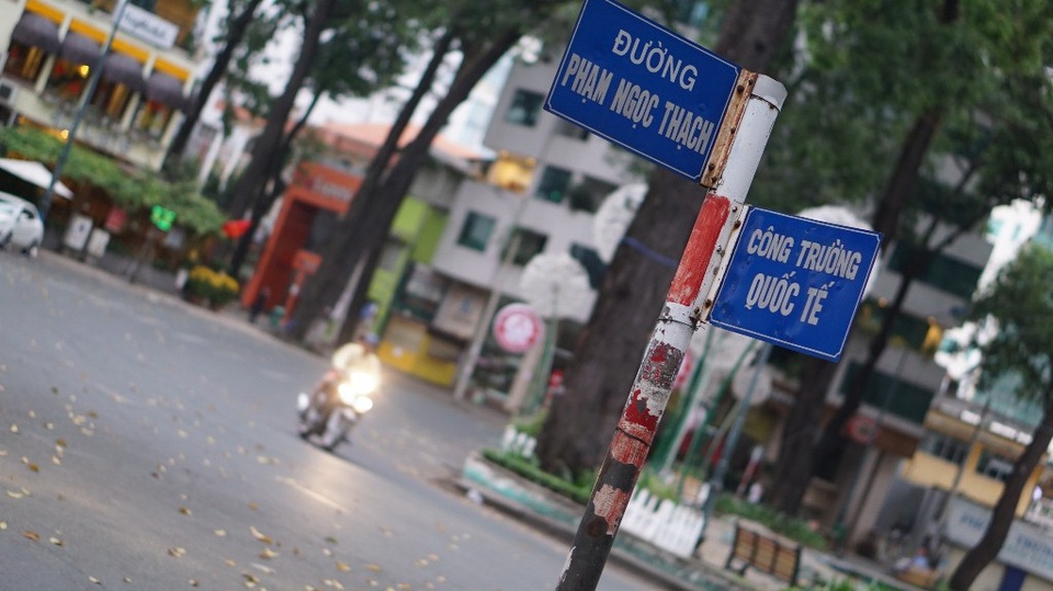 Đường phố Sài Gòn “say ngủ” ngày đầu năm - 2 Vắng vẻ đến lạ