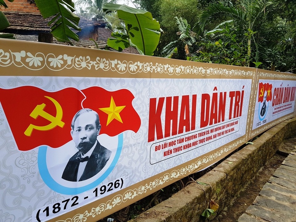 Đầu xuân ghé thăm nhà lưu niệm chí sĩ Phan Châu Trinh - 2 Những khẩu hiệu của chí sĩ Phan Châu Trinh được trang trí bên cạnh lối dẫn vào nhà lưu niệm