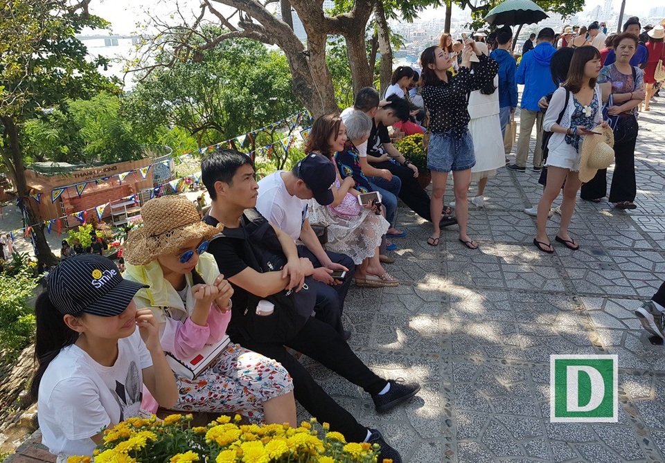 Về Nha Trang thăm Tháp bà, xem múa Chăm ngày Tết Mậu Tuất - 3 Du khách nghỉ ngơi bên tháp bà Ponagar Nha Trang