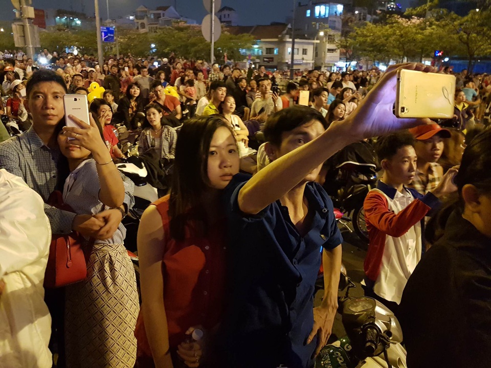 Người dân hào hứng thưởng thức pháo hoa mừng năm mới - 6 Ai cũng muốn ghi lại khoảnh khắc này