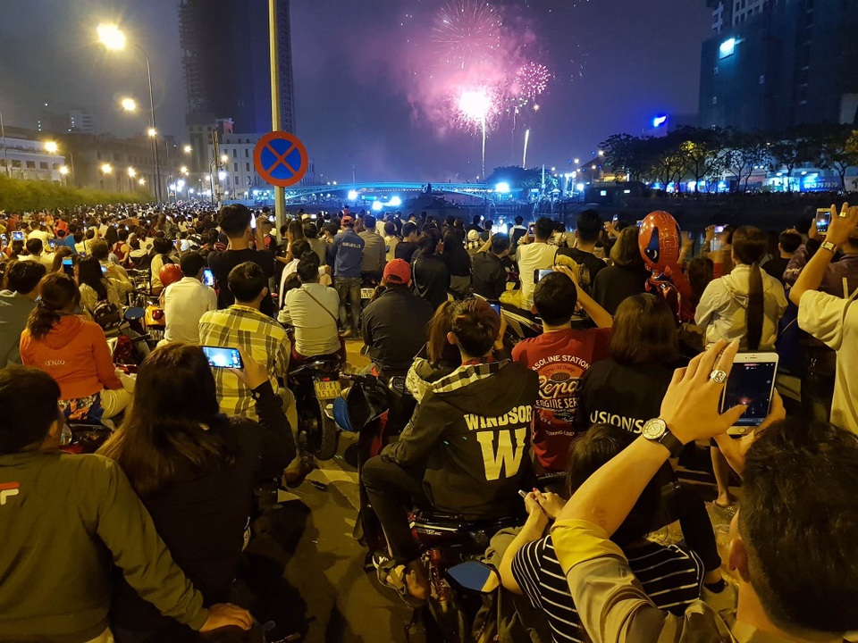 Người dân hào hứng thưởng thức pháo hoa mừng năm mới - 2 Biển người chào đón năm mới