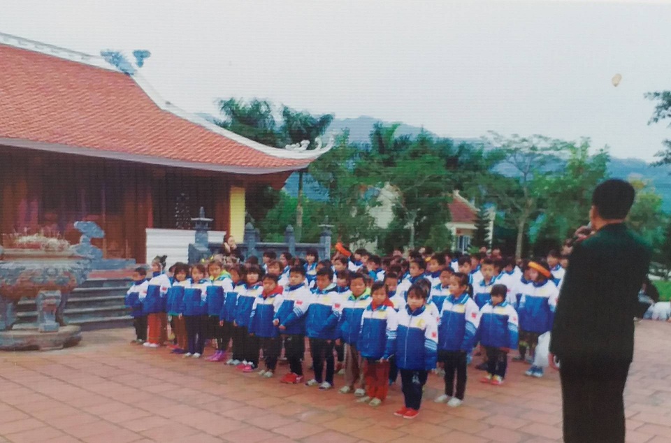 Người lính già và hồi ức về trận chiến Pò Hèn năm ấy - 6 Các em học sinh đến dâng hương, tưởng niệm các liệt sĩ (ảnh tư liệu)