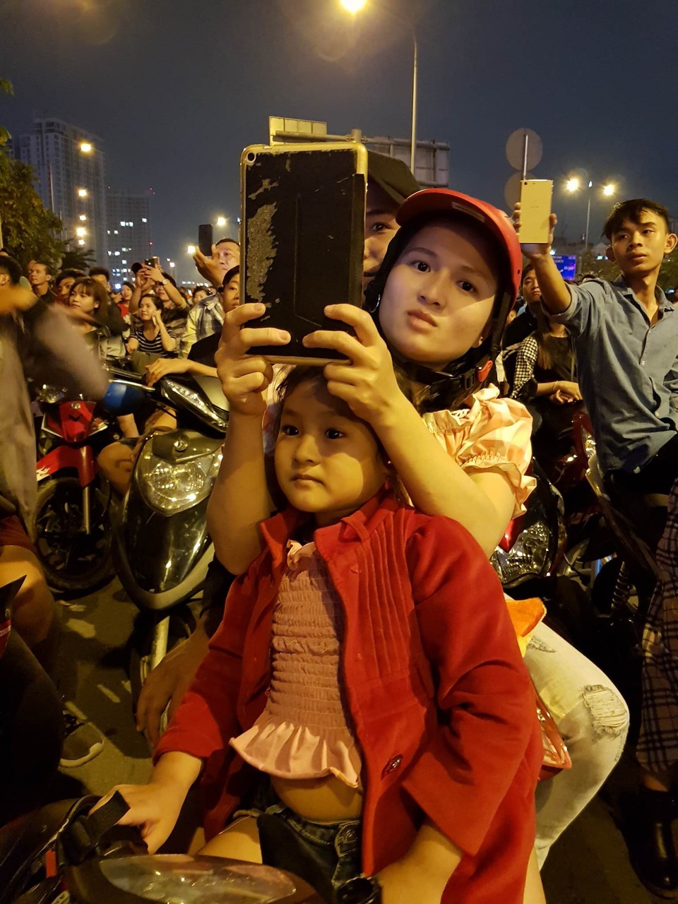 Người dân hào hứng thưởng thức pháo hoa mừng năm mới - 9 Những gia đình hạnh phúc