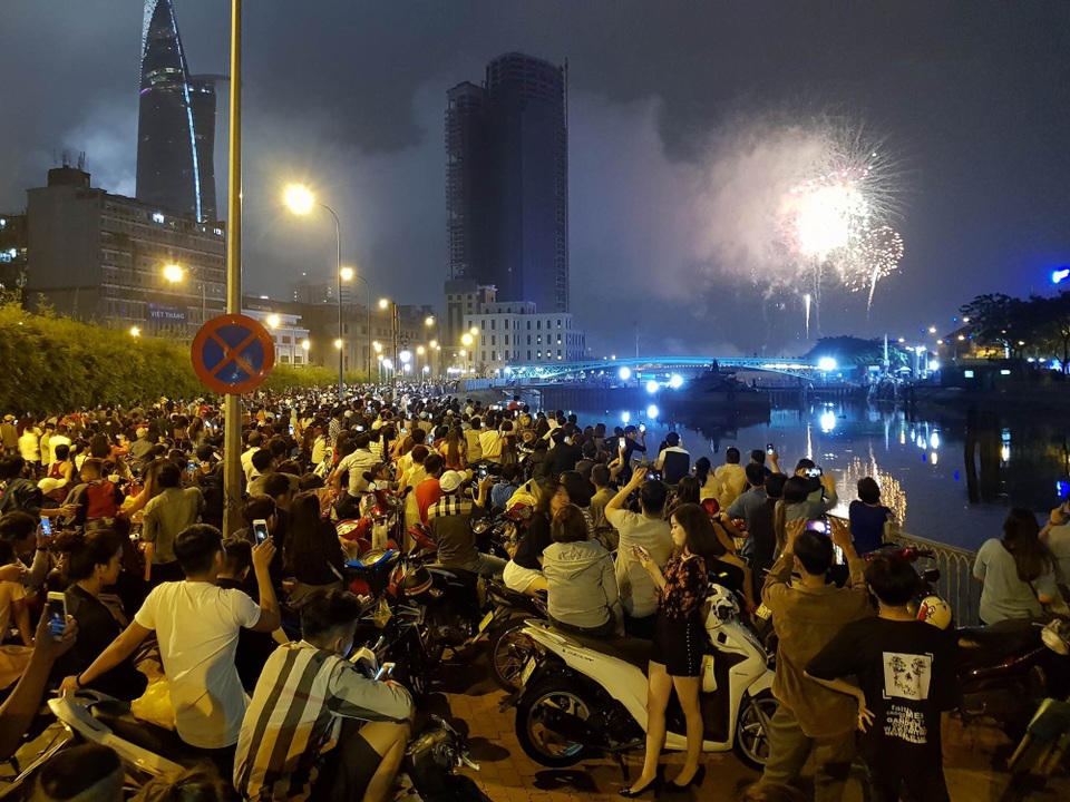 Người dân hào hứng thưởng thức pháo hoa mừng năm mới - 1 Người dân hào hứng thưởng thức pháo hoa mừng năm mới - 1