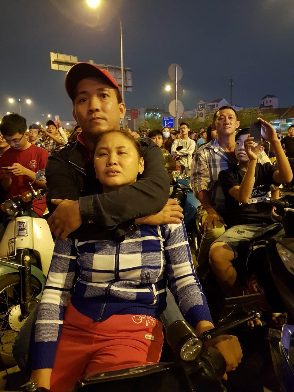 Người dân hào hứng thưởng thức pháo hoa mừng năm mới - 7 Người dân hào hứng thưởng thức pháo hoa mừng năm mới - 7