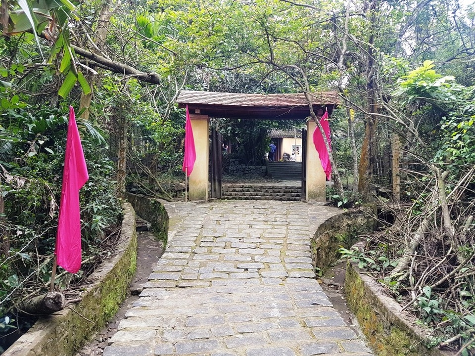 Đầu xuân ghé thăm nhà lưu niệm chí sĩ Phan Châu Trinh - 3
Cổng bên trong khu vườn nhà lưu niệm