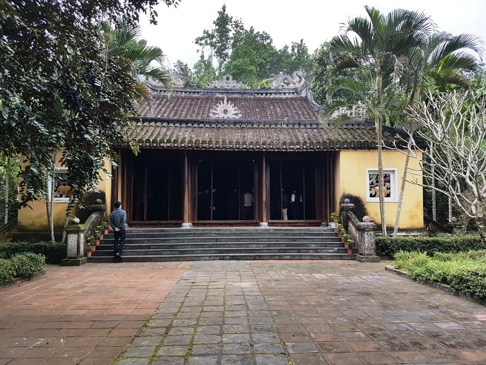 Đầu xuân ghé thăm nhà lưu niệm chí sĩ Phan Châu Trinh - 4 Khoảng sân trước gian nhà chính