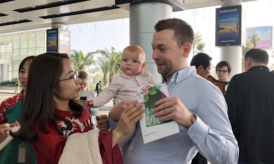 Du khách có con nhỏ thú vị với phong tục lì xì cho trẻ em trong dịp Tết cổ truyền của Việt Nam