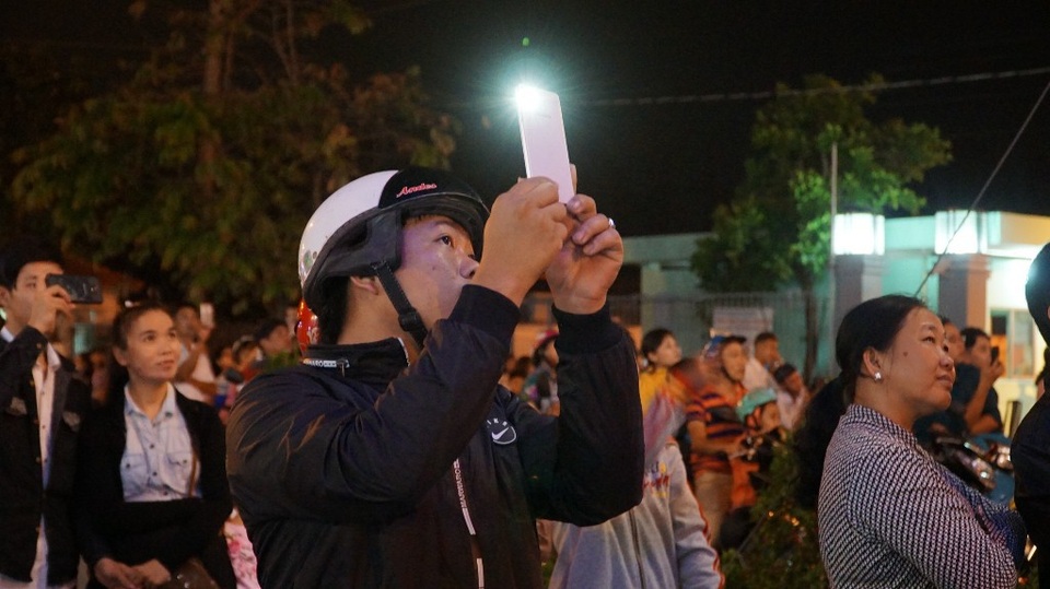 Công nhân huyện vùng ven háo hức với màn pháo hoa chào năm mới - 7 Đã lâu rồi người dân nơi đây không có những sự kiện như thế này