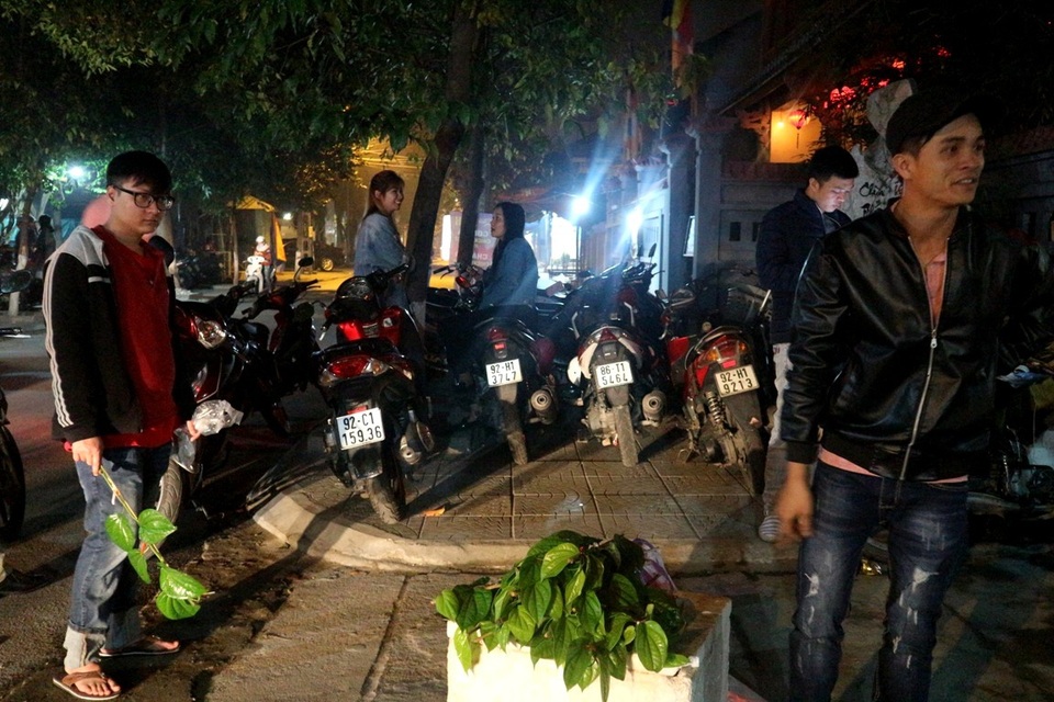 Người dân nô nức đi lễ chùa ngay sau thời khắc giao thừa - 14 Những cây trầu lộc được bày bán trước cổng chùa