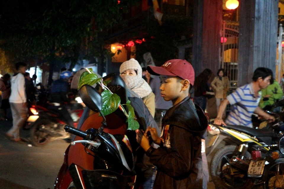 Người dân nô nức đi lễ chùa ngay sau thời khắc giao thừa - 15 Người dân nô nức đi lễ chùa ngay sau thời khắc giao thừa - 15