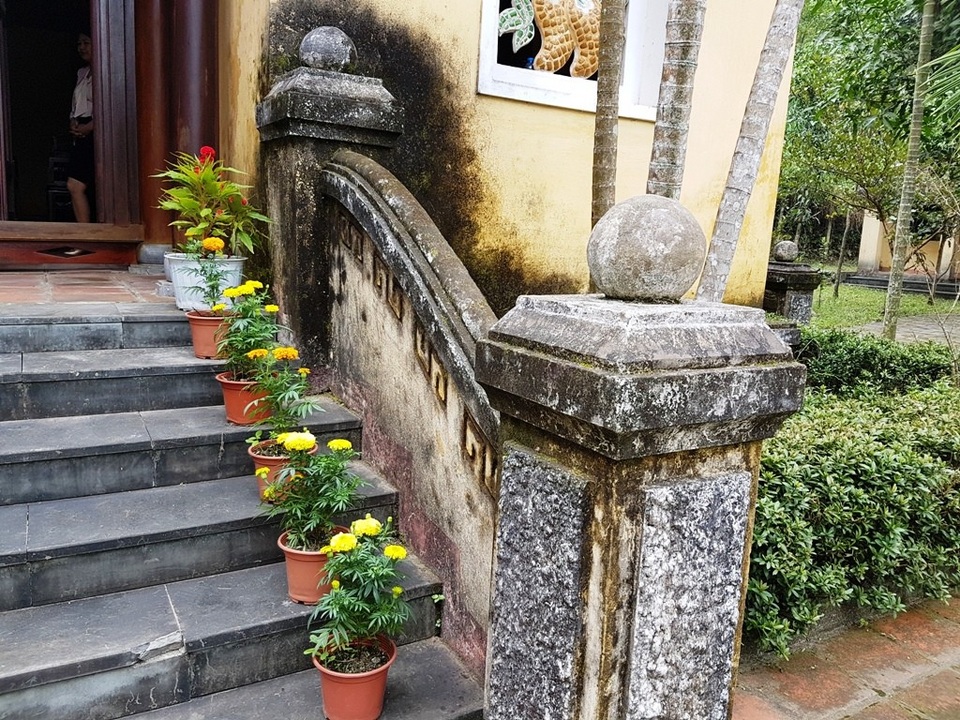 Đầu xuân ghé thăm nhà lưu niệm chí sĩ Phan Châu Trinh - 9 Hoa được trang trí ở bậc thềm để đón Tết