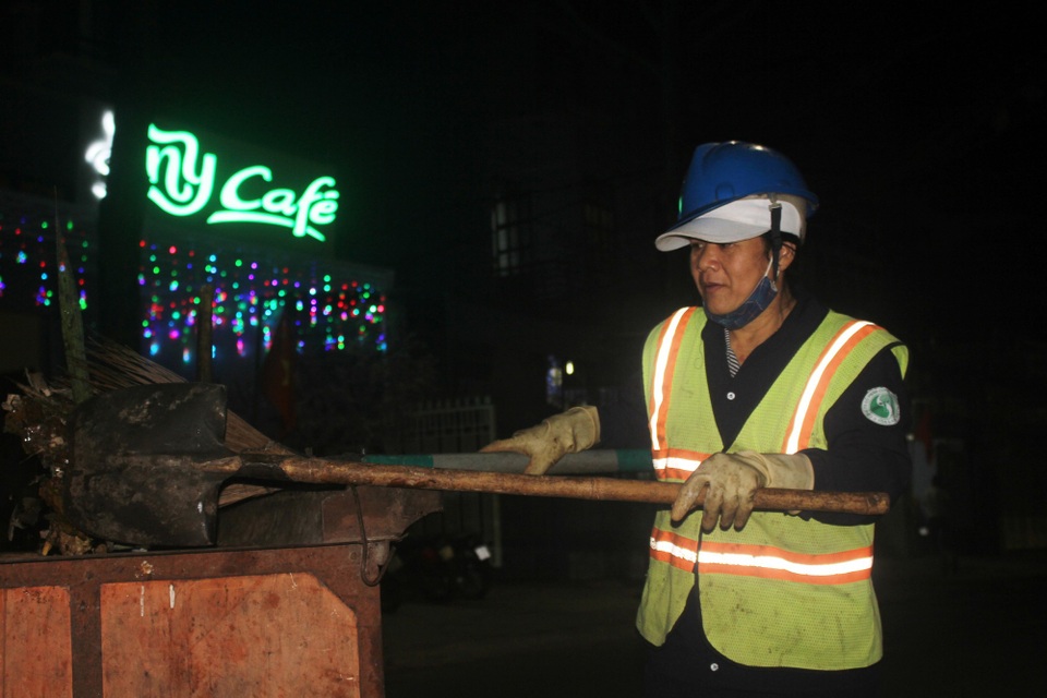 
Cô Nguyễn Thị Điệp đang cố gắng hoàn thành nhanh công việc để về với gia đình
