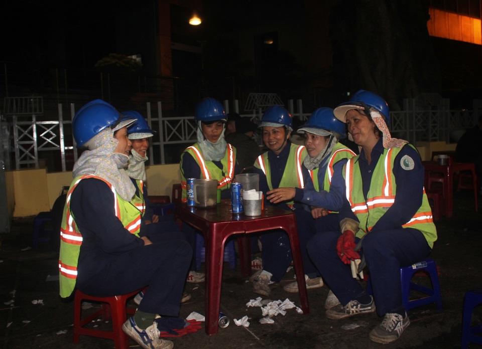 
Phút nghỉ ngơi của những cô lao công làm việc xuyên Giao thừa
