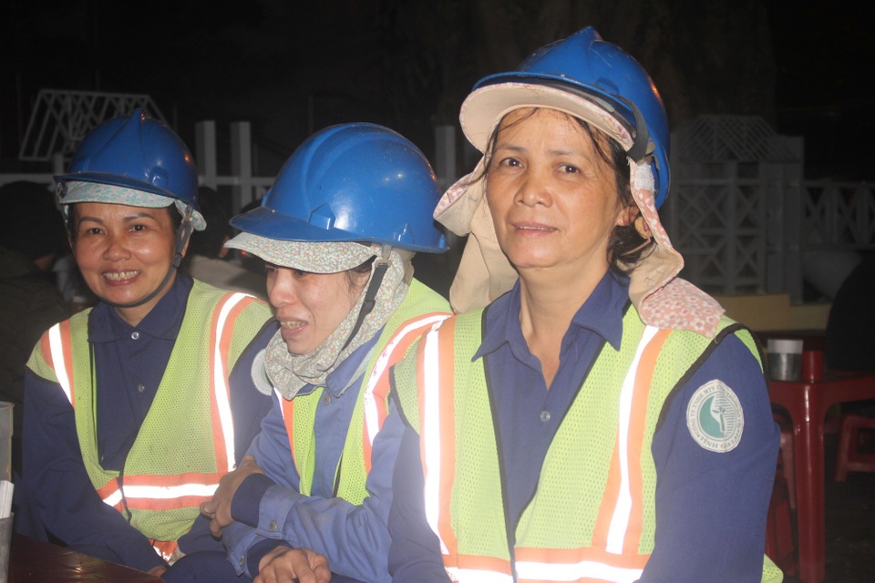 Ước mơ của cô Hương là có bữa cơm xuân bên gia đình (Cô Hương, bên phải qua)