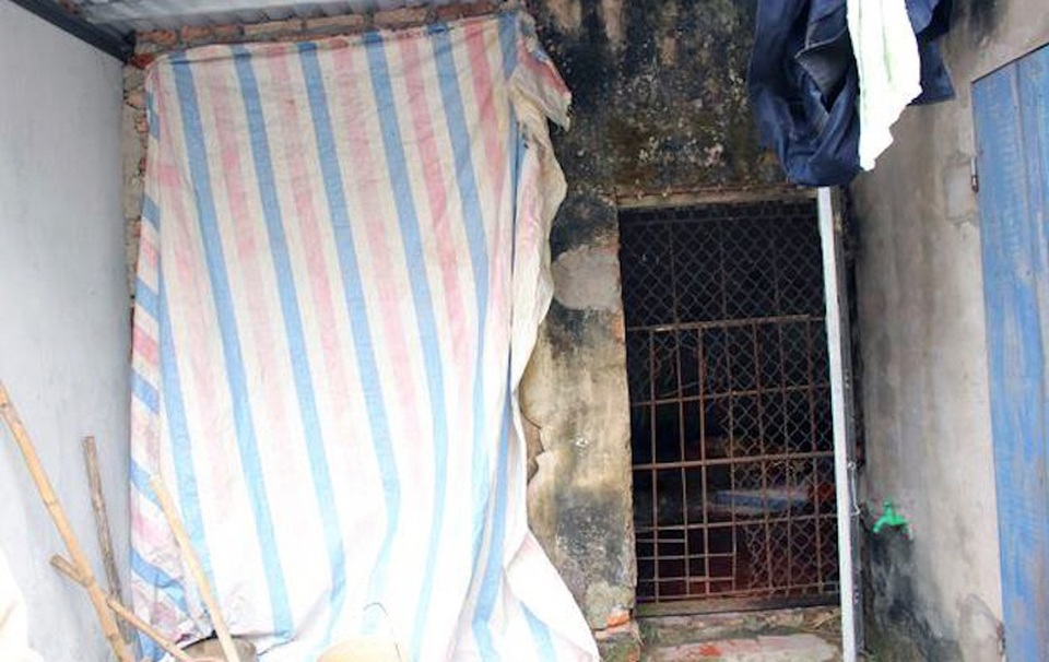 Cảm động người chị gái ở vậy chăm sóc em trai tâm thần suốt 35 năm qua - 2
Nơi em trai bà Mùi ở là căn phòng cũ, tồi tàn, được khoá kín cửa