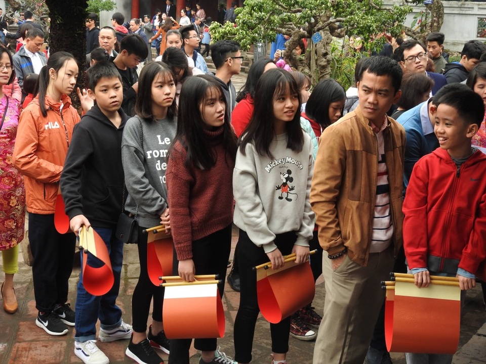 Học trò xin chữ và bài học về nét đẹp cội nguồn - 1 Học sinh xếp hàng dài xin chữ ở Văn Miếu- Quốc Tử Giám vào sáng mùng 1 Tết Mậu Tuất (ảnh: Đình Cường).