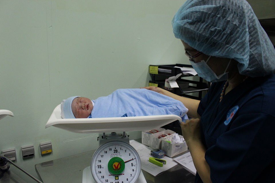 Khoảnh khắc “thiên thần” đầu tiên của năm Mậu Tuất chào đời - 6 Cả cân nặng, chiều dài đều đạt chuẩn là tiền đề quan trọng cho mầm non của đất nước phát triển tốt