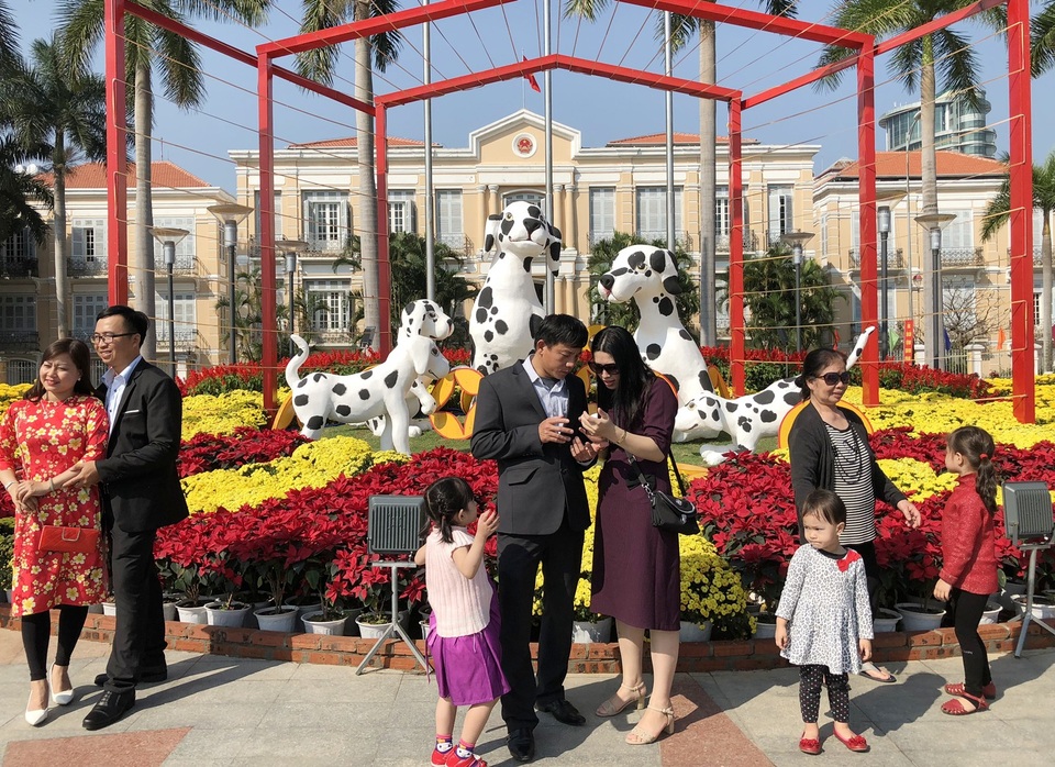 Đà Nẵng: Đường hoa Tết nhộn nhịp khách du xuân - 6 Ai cũng muốn có những bức ảnh đẹp kỷ miệm Tết Nguyên Đán năm nay ở Đà Nẵng