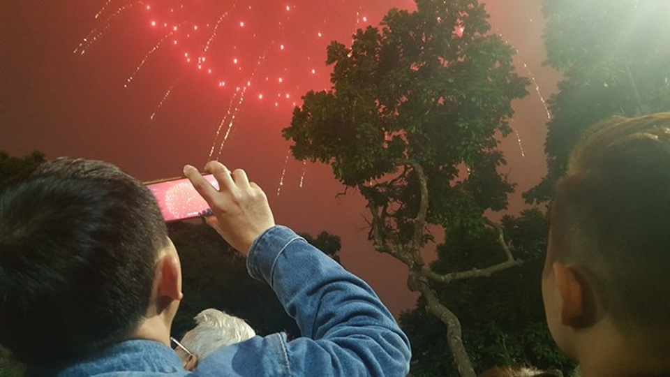 Pháo hoa bừng sáng, người dân cả nước nao nức mừng năm mới - 1 Pháo hoa bừng sáng, người dân cả nước nao nức mừng năm mới - 1