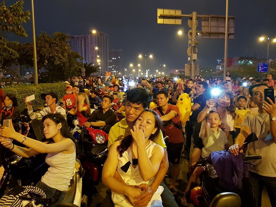Pháo hoa bừng sáng, người dân cả nước nao nức mừng năm mới - 21 Pháo hoa bừng sáng, người dân cả nước nao nức mừng năm mới - 21