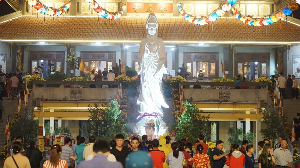 Người dân nô nức đi lễ chùa ngay sau thời khắc giao thừa - 1 Sau thời khắc giao thừa, người dân đến chùa lễ Phật, xin lộc đầu năm
