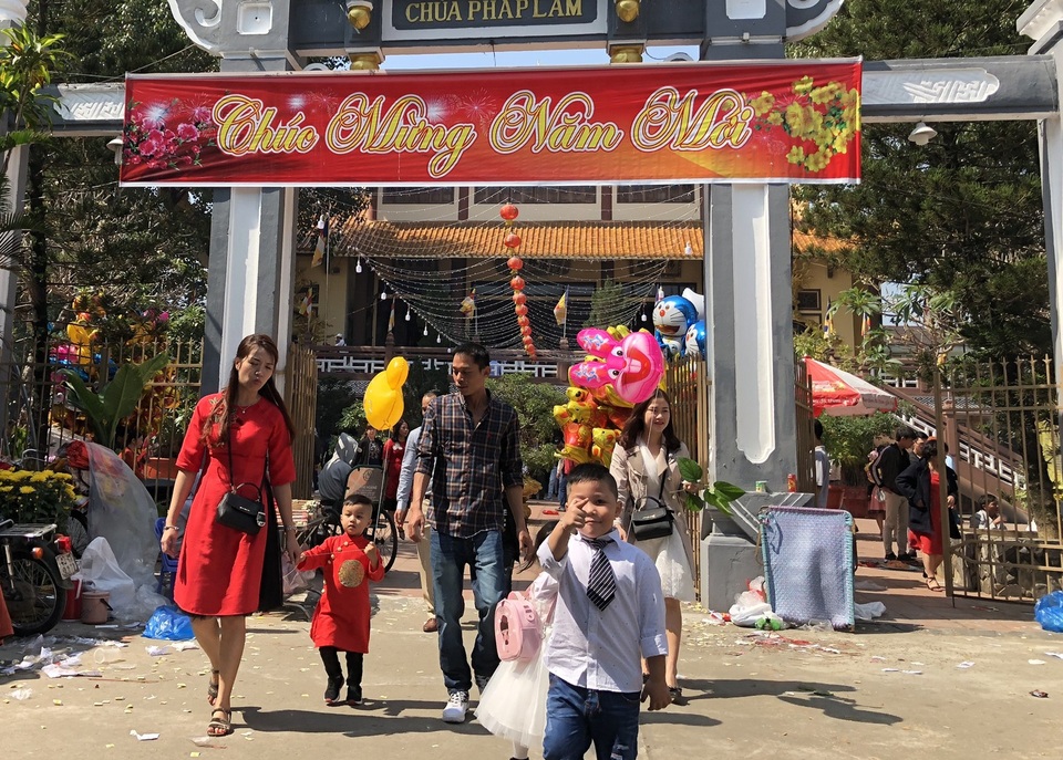 Người dân nô nức đi lễ chùa ngay sau thời khắc giao thừa - 17 Người người, nhà nhà nô nức lễ chùa đầu năm ở Đà Nẵng