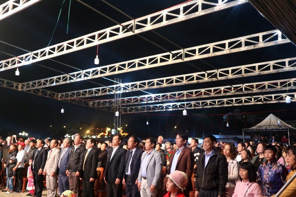 Người dân hào hứng thưởng thức pháo hoa mừng năm mới - 11 Người dân cùng hát quốc ca trước khi bắn pháo hoa