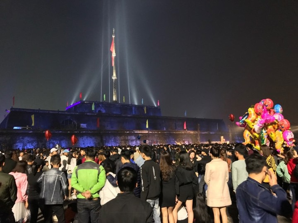 Người dân hào hứng thưởng thức pháo hoa mừng năm mới - 19 Người người chen chân tại quảng trường Ngọ Môn, TP Huế hơn 23h đêm Giao thừa